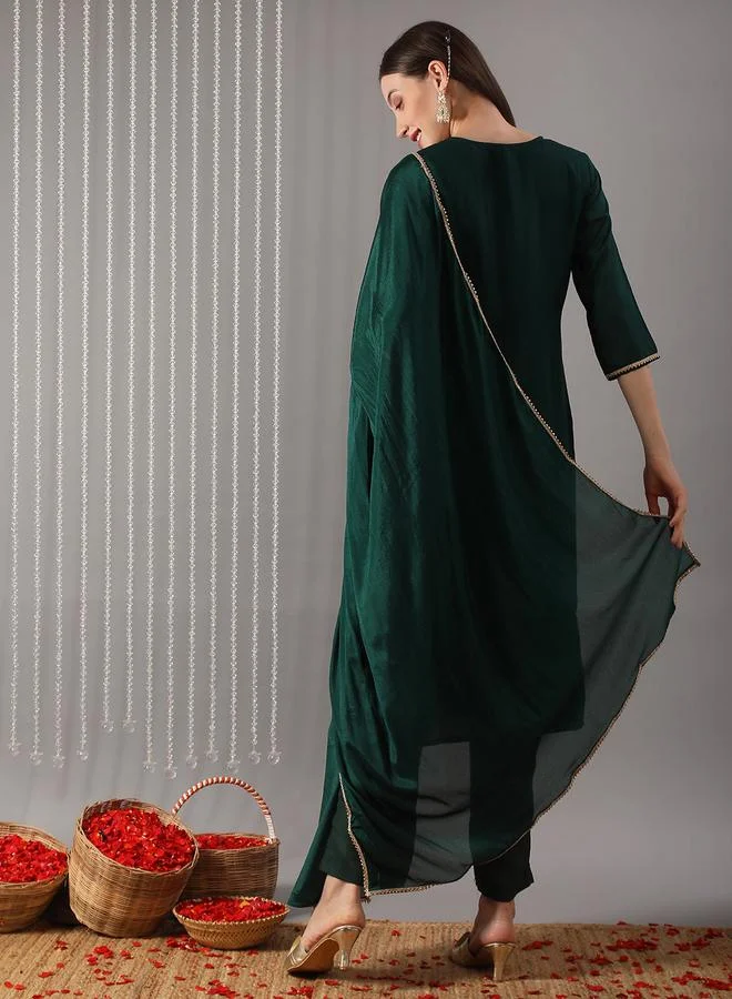 جلو باص مجموعة من كورتا مطرزة بقصة مستقيمة مع بنطال ووشاح